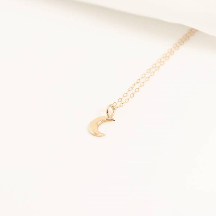 Collier en or massif 9 carats en forme de lune pour la vente par LAVEY LONDON