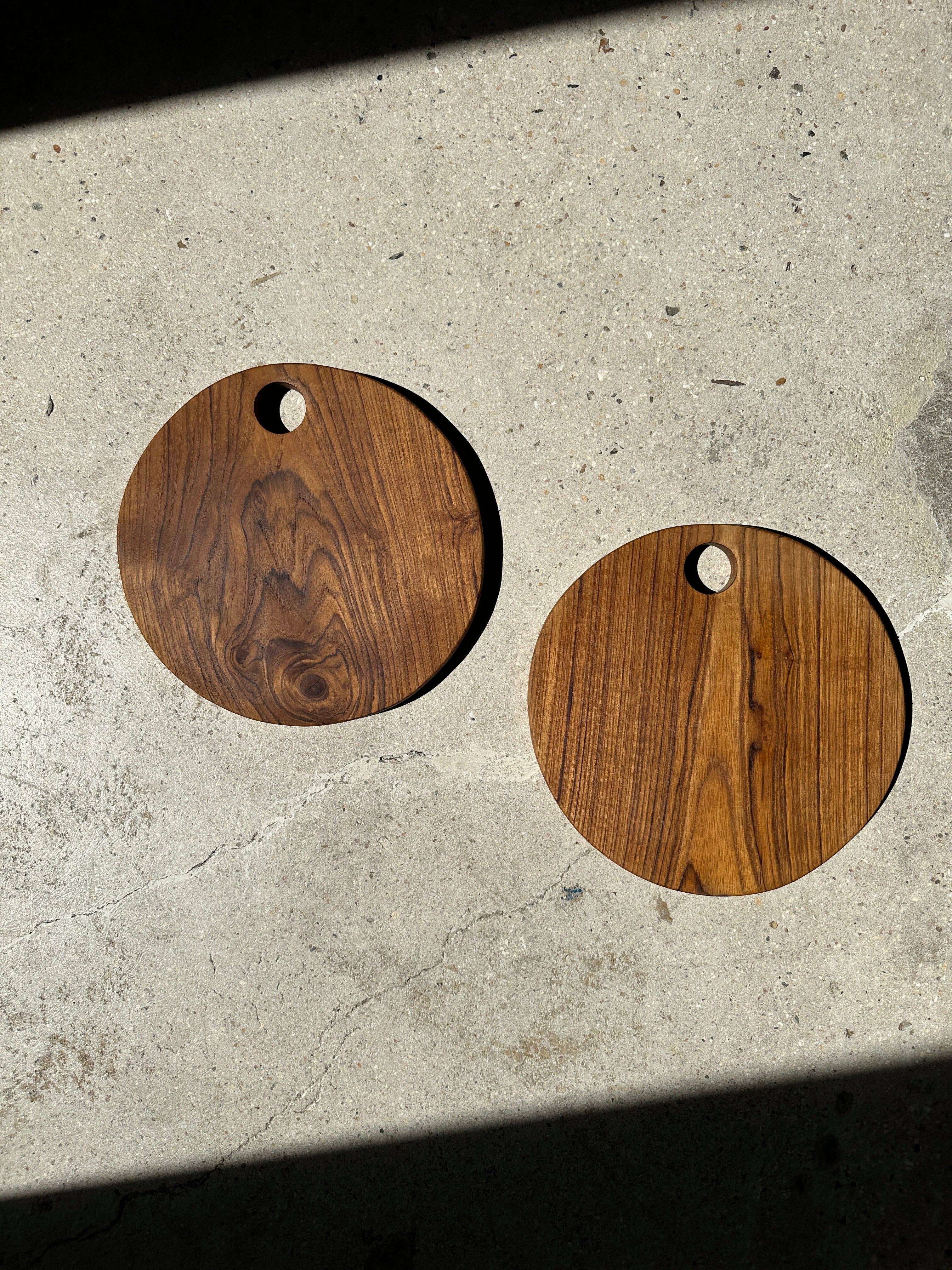 Office Objets – wholesale Skärbräda – Rund skärbräda i urholkad teak D:30120