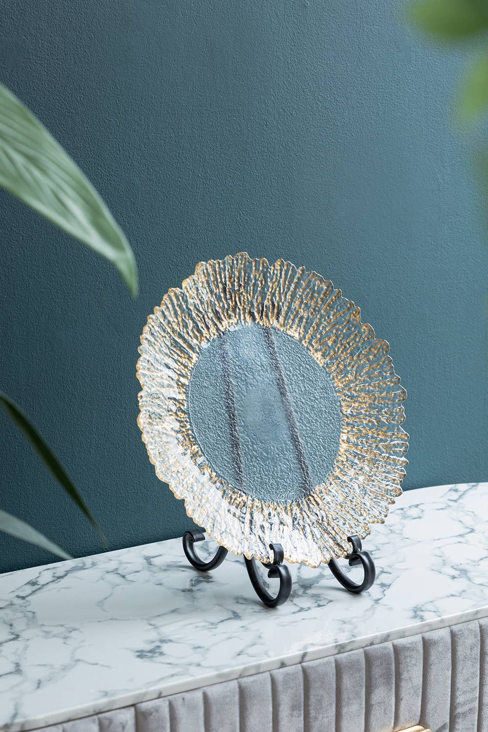 A&B Home Group Inc. - Vendita all'ingrosso Ciotole/Piatti decorativi - Sottopiatto in vetro con bordo dorato da 13" Radiant5