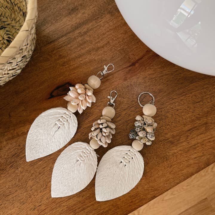 Porta-chaves Conchas Alor Cowrie Leaf and other Purchase Wholesale chaquetas vaqueras. Free Returns & Net 60 Terms on Faire trending on Faire.