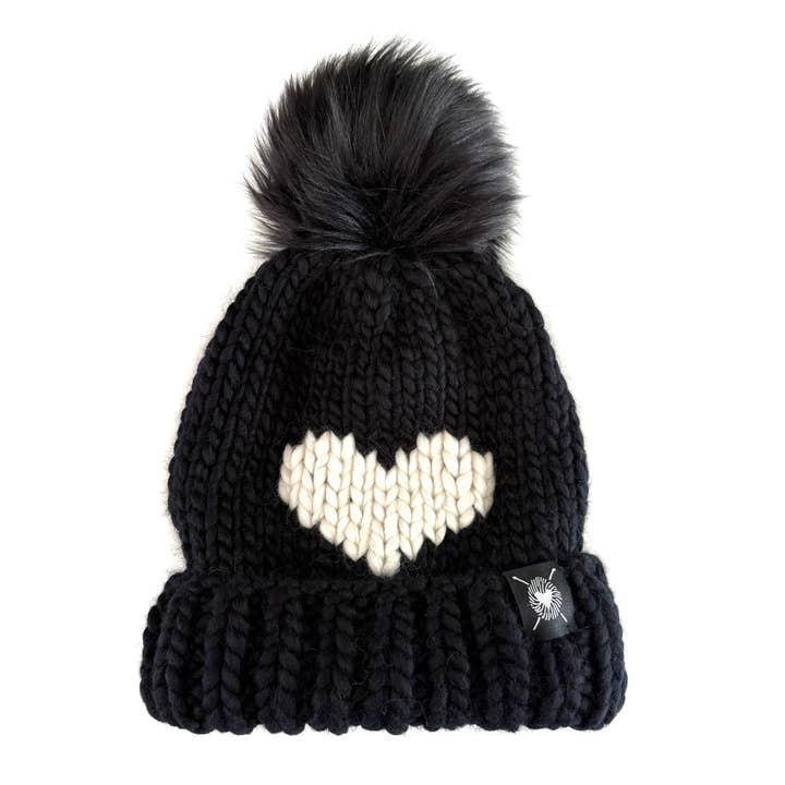 Berretto con Pom-Pom Big Heart in Nero + Bianco Invernale per la vendita all'ingrosso da parte di Nickichicki