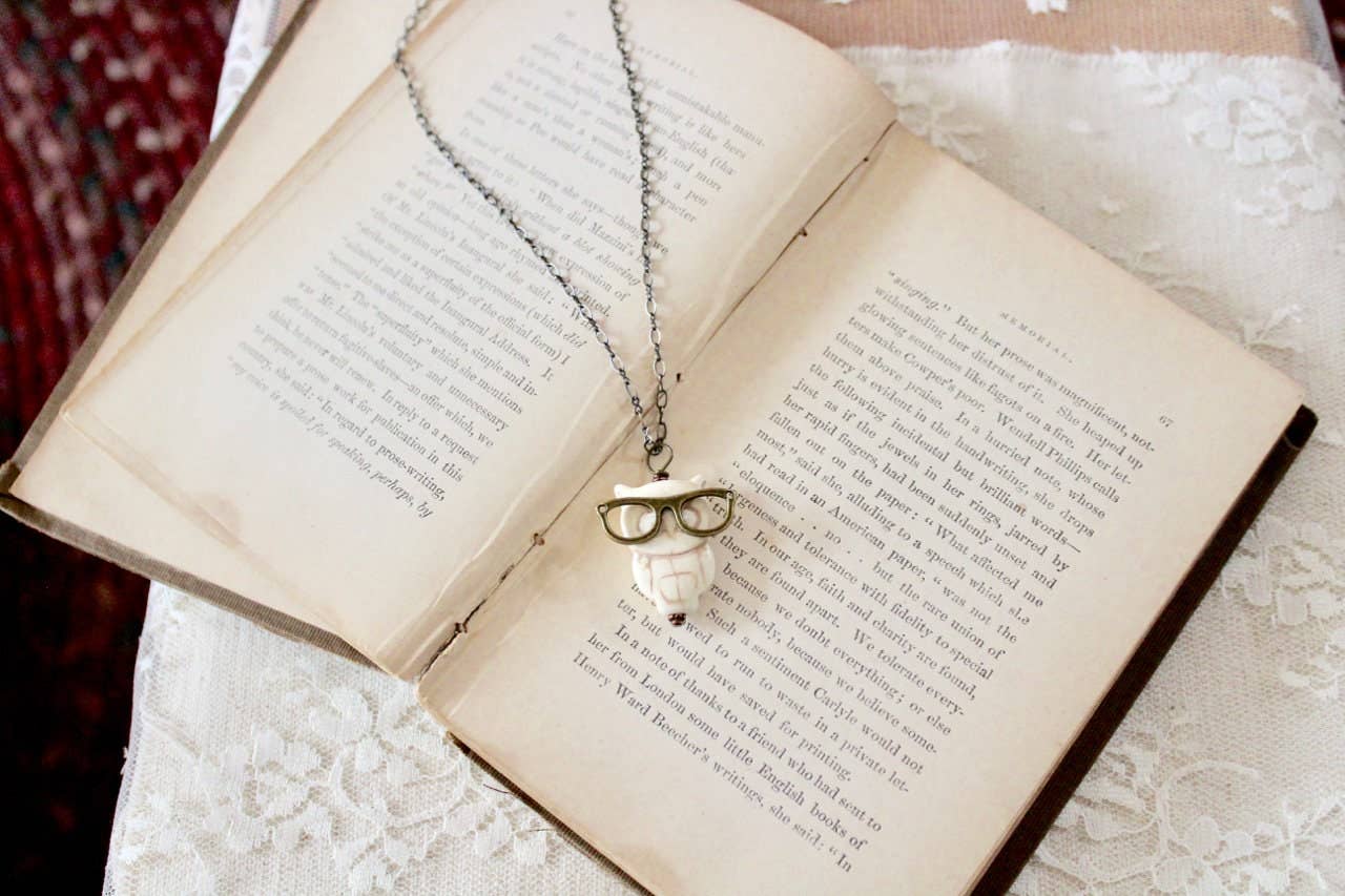 Classically Romantic – Großhandel Kette mit Anhänger/Charm – Off White Eule mit bronzefarbenen Brillen Anhänger lange Halskette8