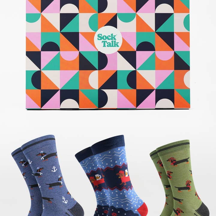 Set regalo trio di calzini da uomo in bambù Avventure del Bassotto per la vendita all'ingrosso da parte di Sock Talk