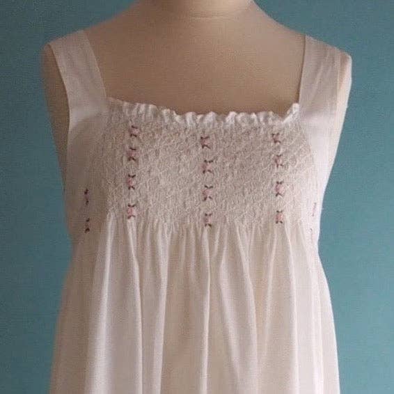 English Rose Linens – Engroshandel Natkjole - Dame – Nightie med smukke rosa roseknopper i bomuld2