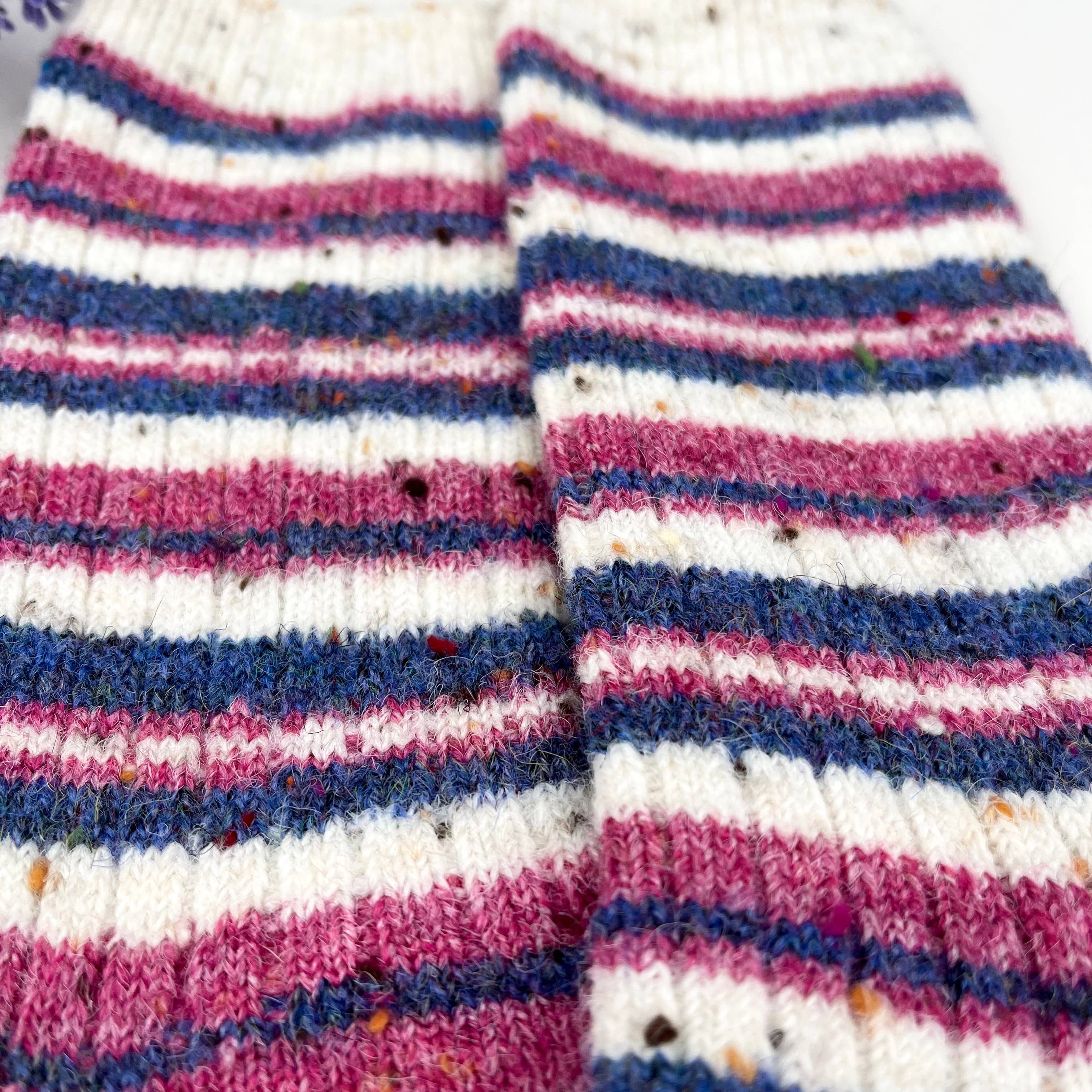 Red Warme, gestreifte Wollsocken in der Wadenmitte für den Großhandel auf Faire3