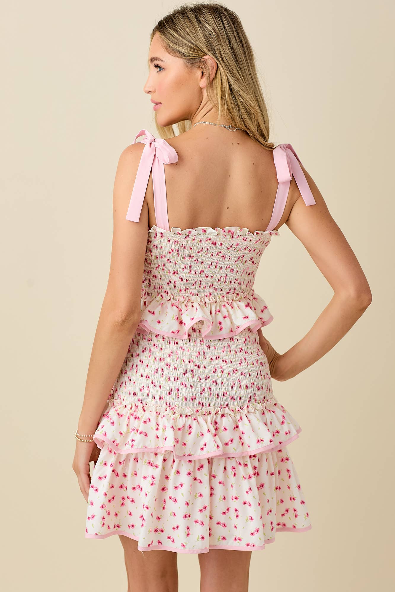 BLANC/ROSE Robe courte à fleurs imprimées avec bretelles nouées, smocks et volants en vente sur Faire18