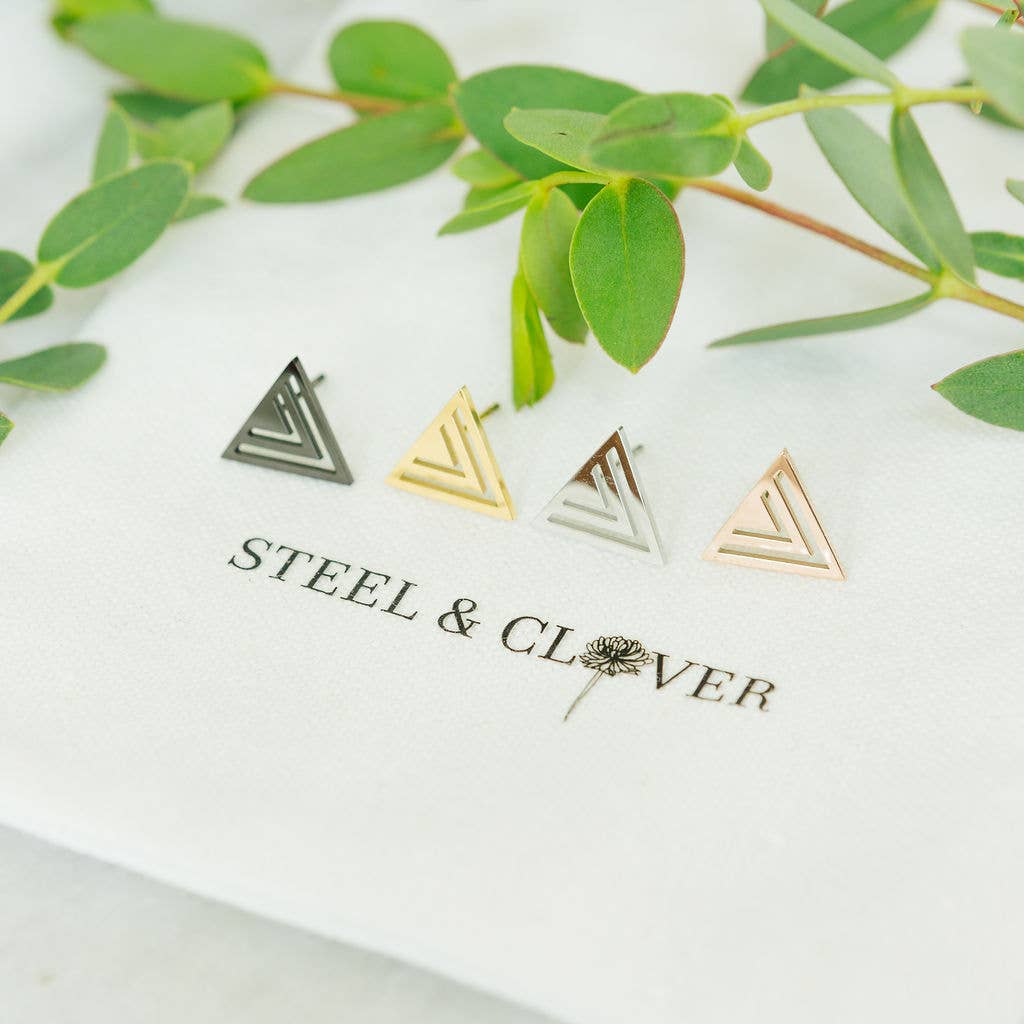 Steel & Clover – wholesale Solitärörhängen – Pinnacle Triangle Stud Örhängen6