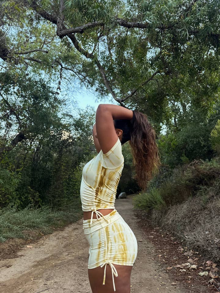 EcoVero Yoga Cinch Shorts, Batikfärgade Ekologiska Stretchshorts för wholesale av Gardenbelle Shop