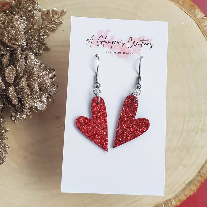 Pendientes pequeños de piel con purpurina roja para el día de San Valentín para venta al por mayor de A Glamper's Creations LLC