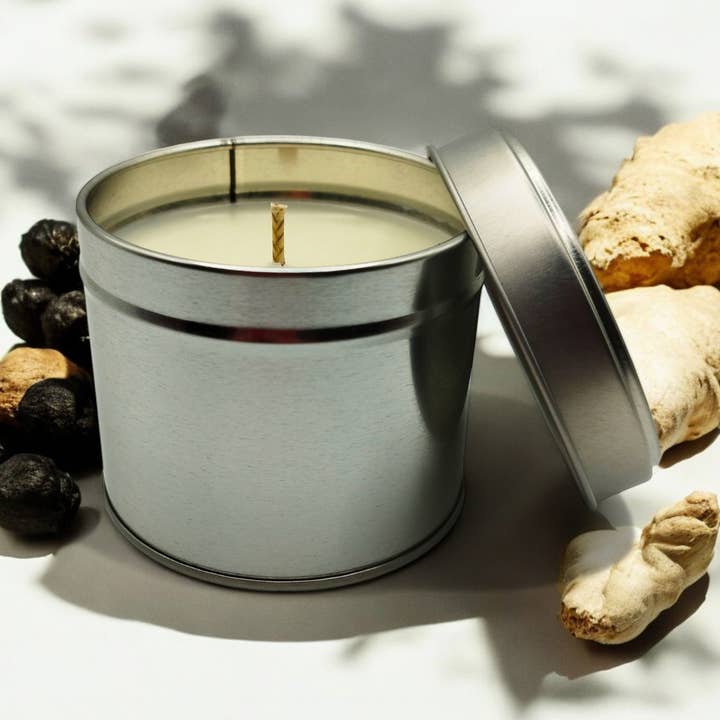 Vela de lata de cera de soja de etiqueta blanca de ámbar oscuro y lirio de jengibre para venta al por mayor de Lunar Fragrances