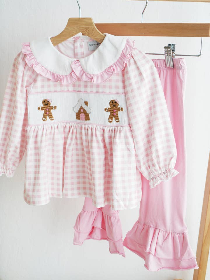 Conjunto de calças com folhos em xadrez rosa e bordado à mão com boneco de gengibre. por atacado de Mom & Co.