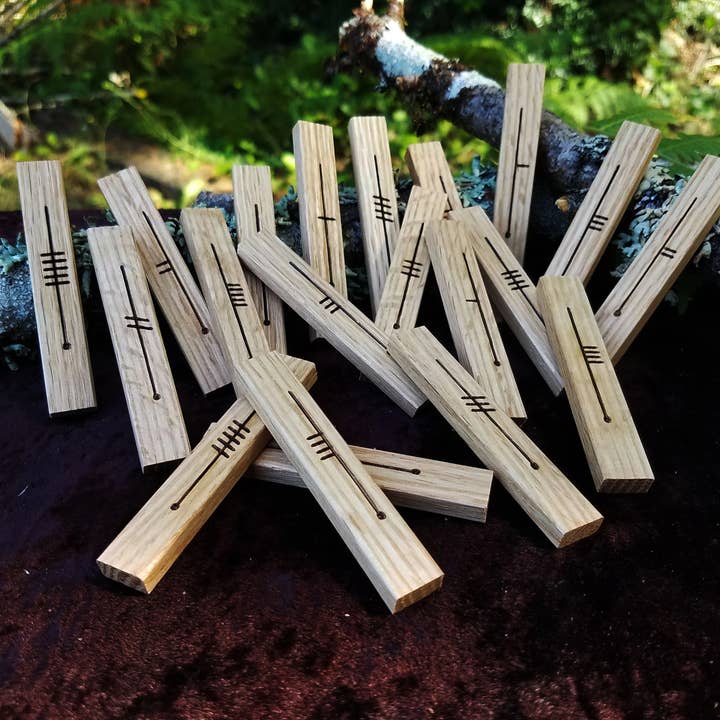 Bâtons oghamiques celtiques en frêne - Bois gravé pour divination et pratiques psychiques pour la vente par Rare Earth Designs