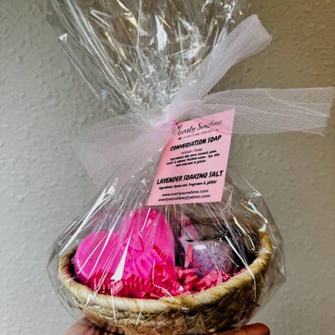 Cesta de regalo de corazón para venta al por mayor de Everly Sunshine a Traveling Soapery