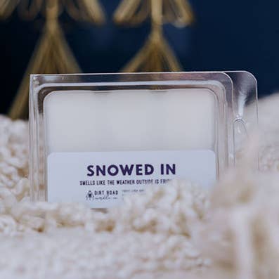 La neve si scioglie nella cera per la vendita all'ingrosso da parte di Dirt Road Candle Co