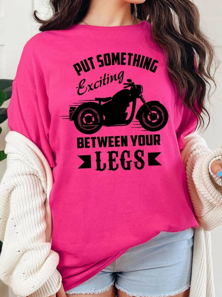 T-shirt graphique de moto "Put Something Exciting". pour la vente par COLORBEAR