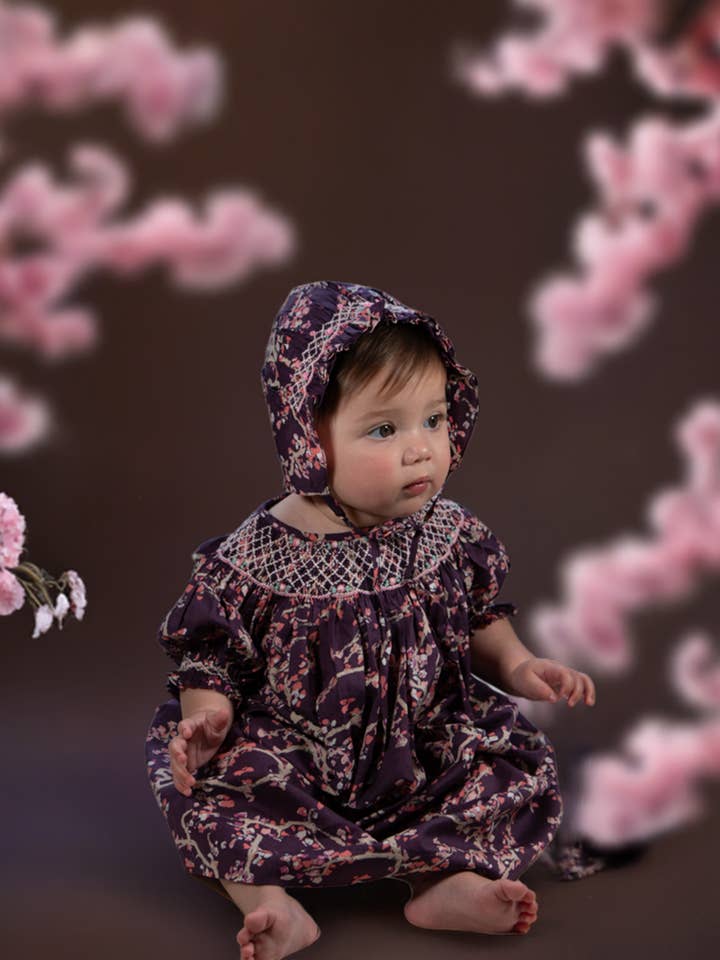 Vestido obispo con mangas cortas y nido de abeja impreso con hermoso gorro con nido de abeja. para venta al por mayor de Hello Bebes!
