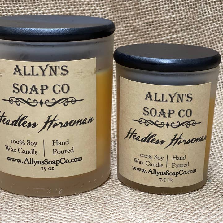 Candela in cera di soia Headless Horseman per la vendita all'ingrosso da parte di Allyn’s Soap Co.