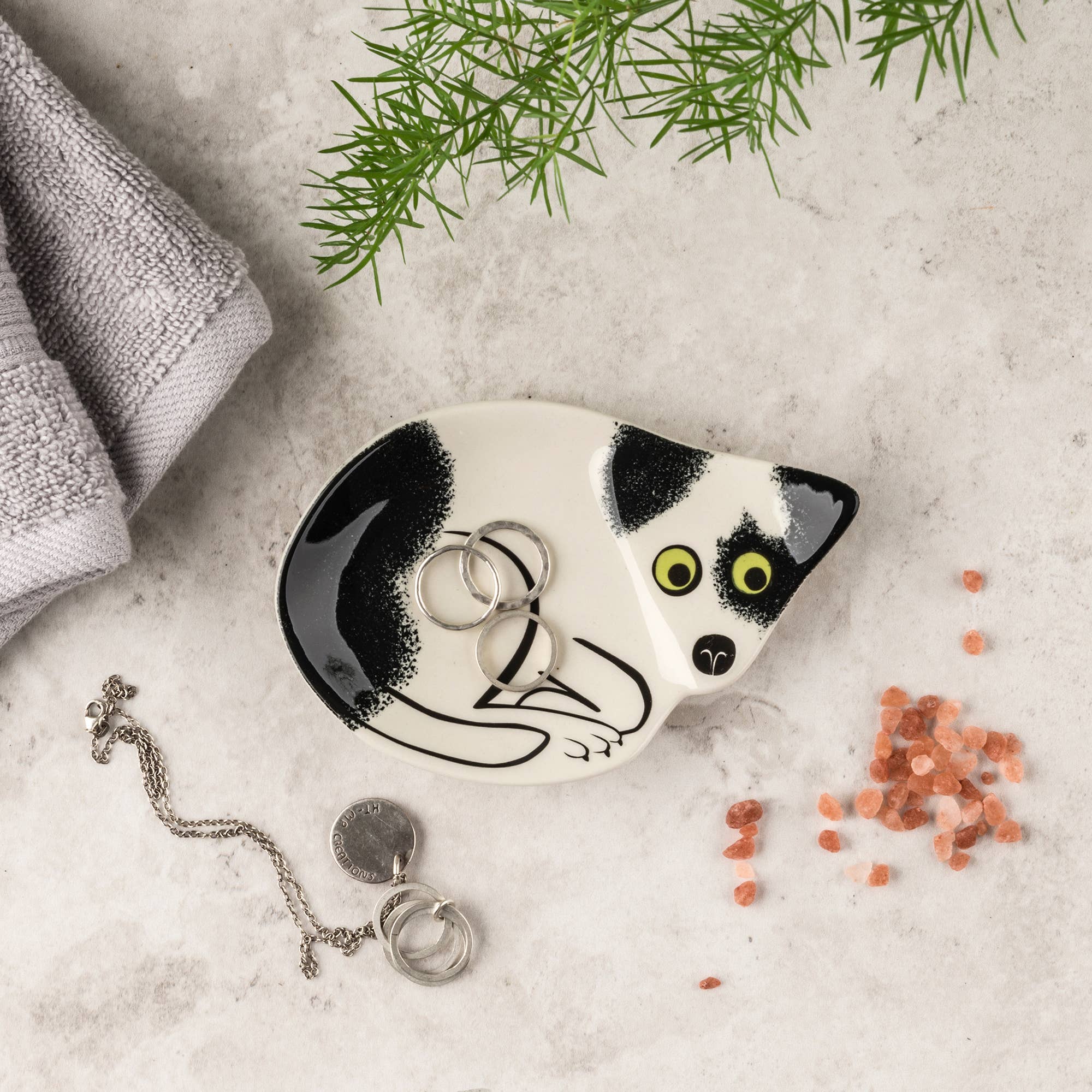 Hannah Turner Ltd – wholesale Smyckesfat – Handgjord keramisk smyckes- och prydnadsfat i svartvitt i form av hund