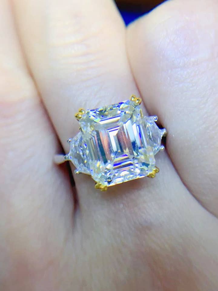 5-karaats smaragdgeslepen Moissanite-platina op een ring van puur sterling zilver voor wholesale door Sparkala