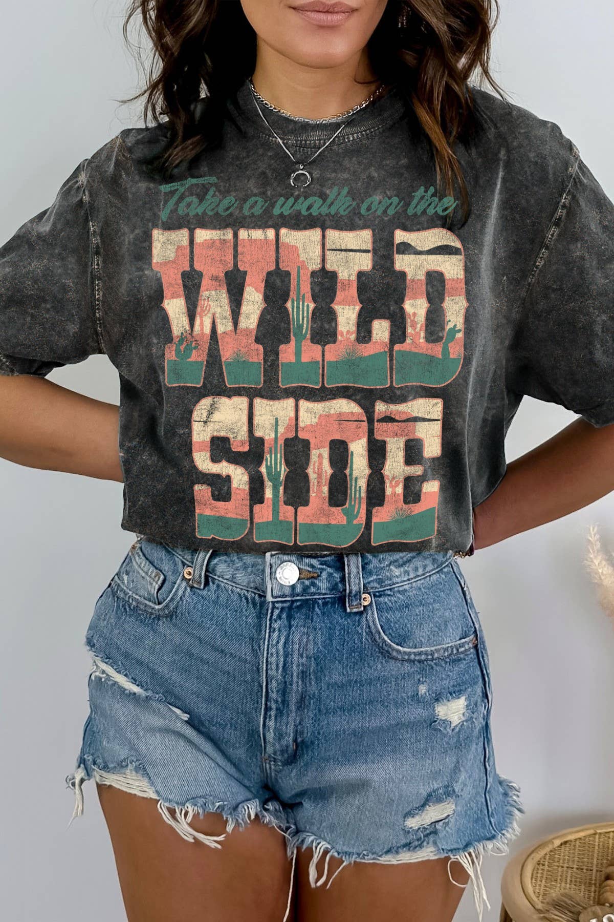 Amused by Blue – Engroshandel T-shirt med print - Dame – WILD SIDE - Vintage Mineralvasket Grafisk Print Top1