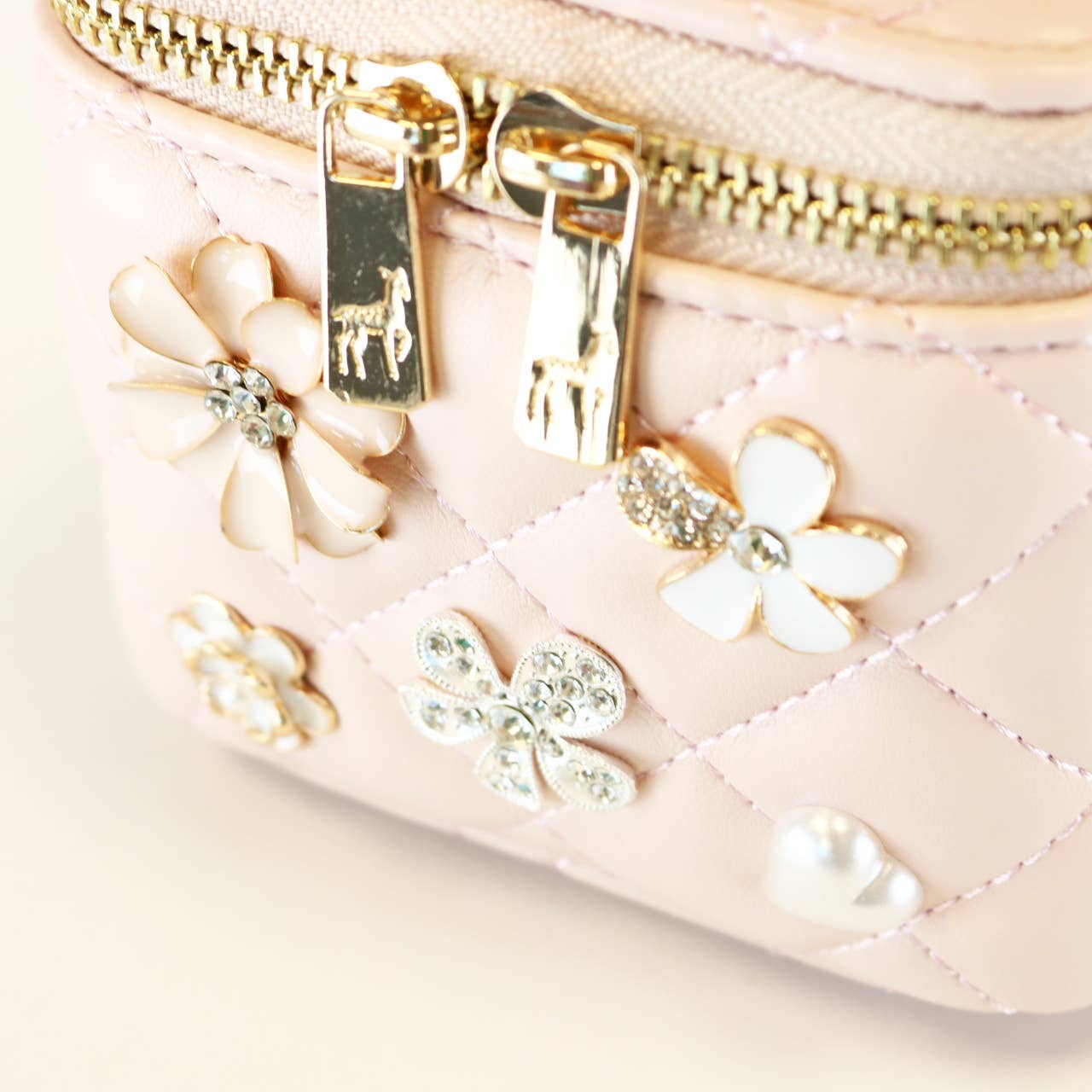 Doe a Dear - Venta al por mayor Accesorio para monedero/bolso - Niños - Bolso acolchado con asa superior y charms P15 B1253 (2 colores)10