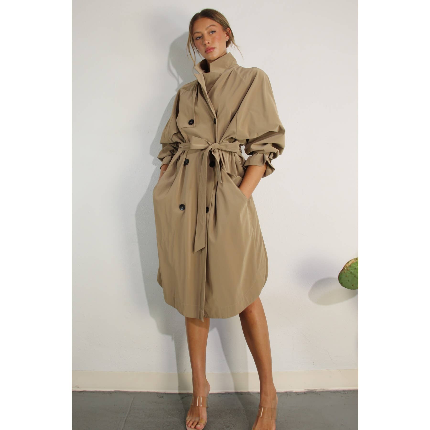 KHAKI TRENCHCOAT I KONSTLÄDER DUK för wholesale på Faire13