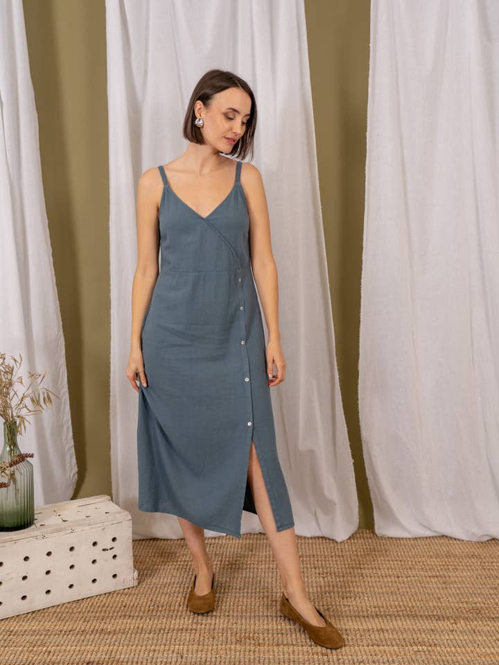 Leinenkleid Bahamas mit Trägern und geknöpftem Rock für den Großhandel von POEMS BCN