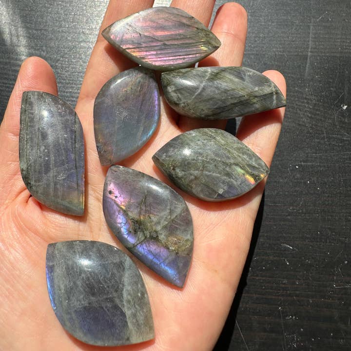 Moon Rituals – wholesale Andlig sten/kristall – Lila Labradorit Cabochon – Perfekt för Halsbandshängen, Julklapp i Kristall1