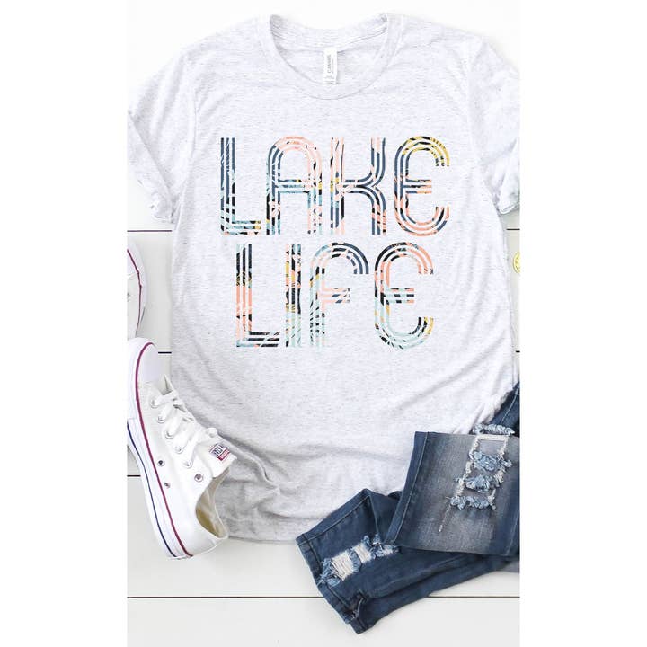 T-shirt imprimé floral Lake Life PLUS pour la vente par Kissed Apparel