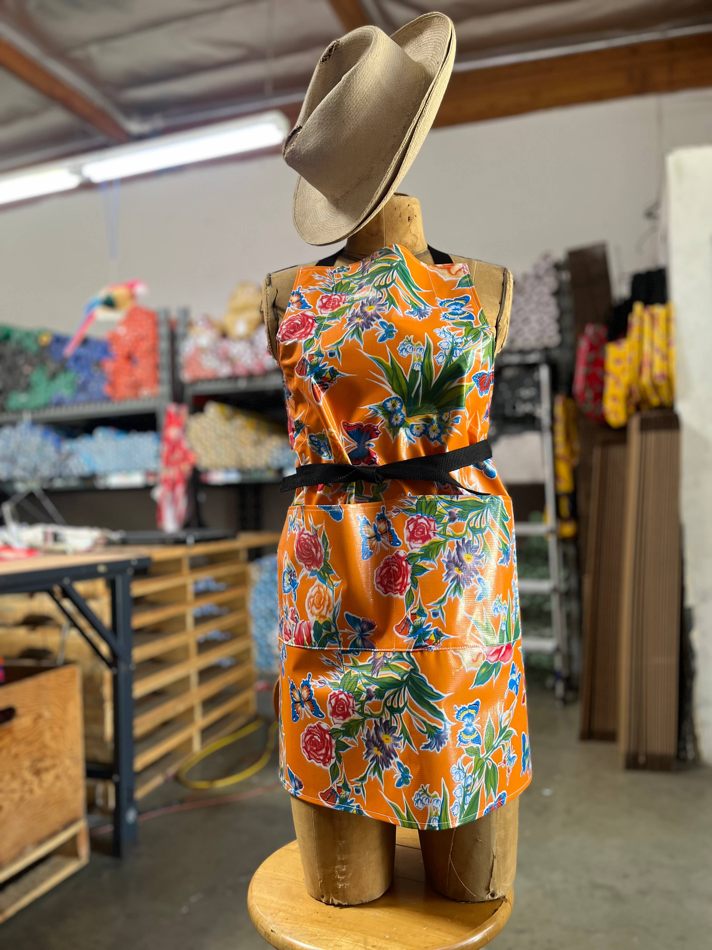 Oilcloth International – Großhandel Schürzen – Mariposa Schmetterling Orange Schürze2