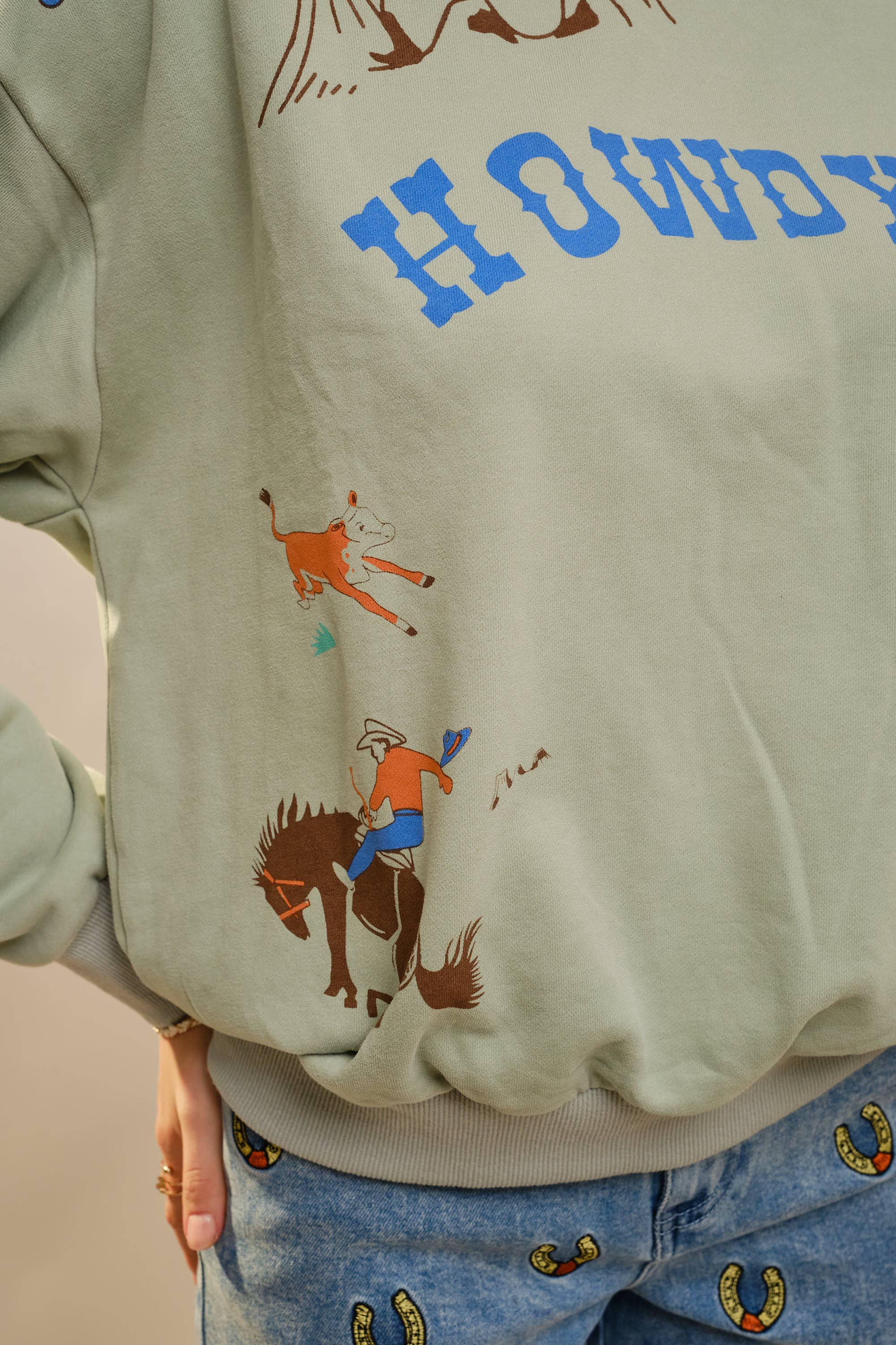 TAUPE 36146T - Western Sweatshirt med Howdy-grafik for engroshandel på Faire12