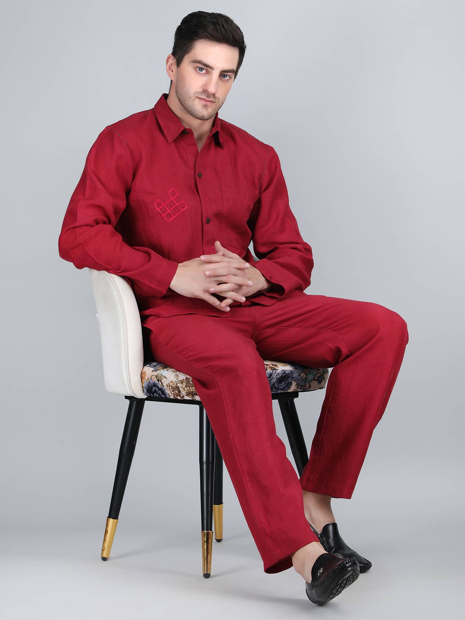 Ensemble coordonné pour hommes en lin pur bordeaux avec chemise