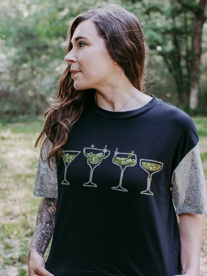 MK510 / 404 Maglietta a Maniche Corte Crop Cocktail Time - Nero per la vendita all'ingrosso da parte di Merigold Kiss