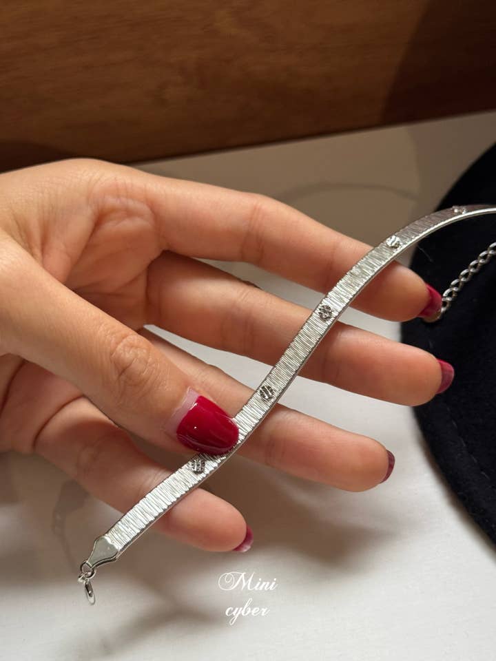 Satinblød Boucheron-inspireret armbånd for engroshandel hos MINICYBER STUDIO