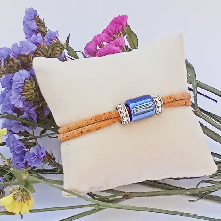 Bracelet en liège avec céramique bleu foncé pour la vente par Line Cork