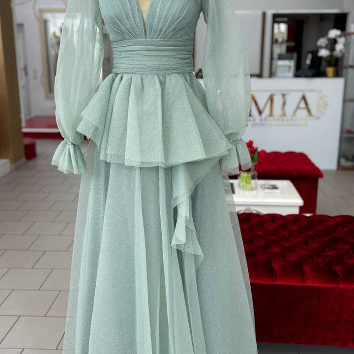 Elegant aftonklänning med volanger och chiffongärmar / C4916 för wholesale av Lamia Braut- und Abendmode bu Aynur