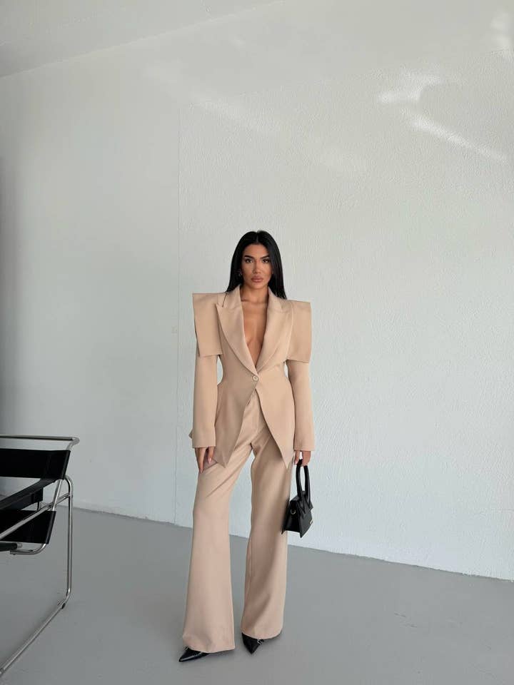 Ensemble Blazer à Encolure Asymétrique et Pantalon, Costume Élégant pour la vente par Design company-Fatma Balkir