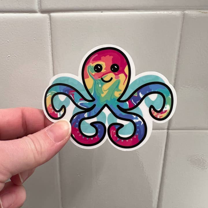Buzz Tie Dye Creations - Vente Autocollant - Autocollant en forme de poulpe, Tie Dye/Rainbow (normal ou mini), imperméable, autocollant pour ordinateur portable, joli autocollant, autocollant pour voiture, autocollant résistant aux intempéries1