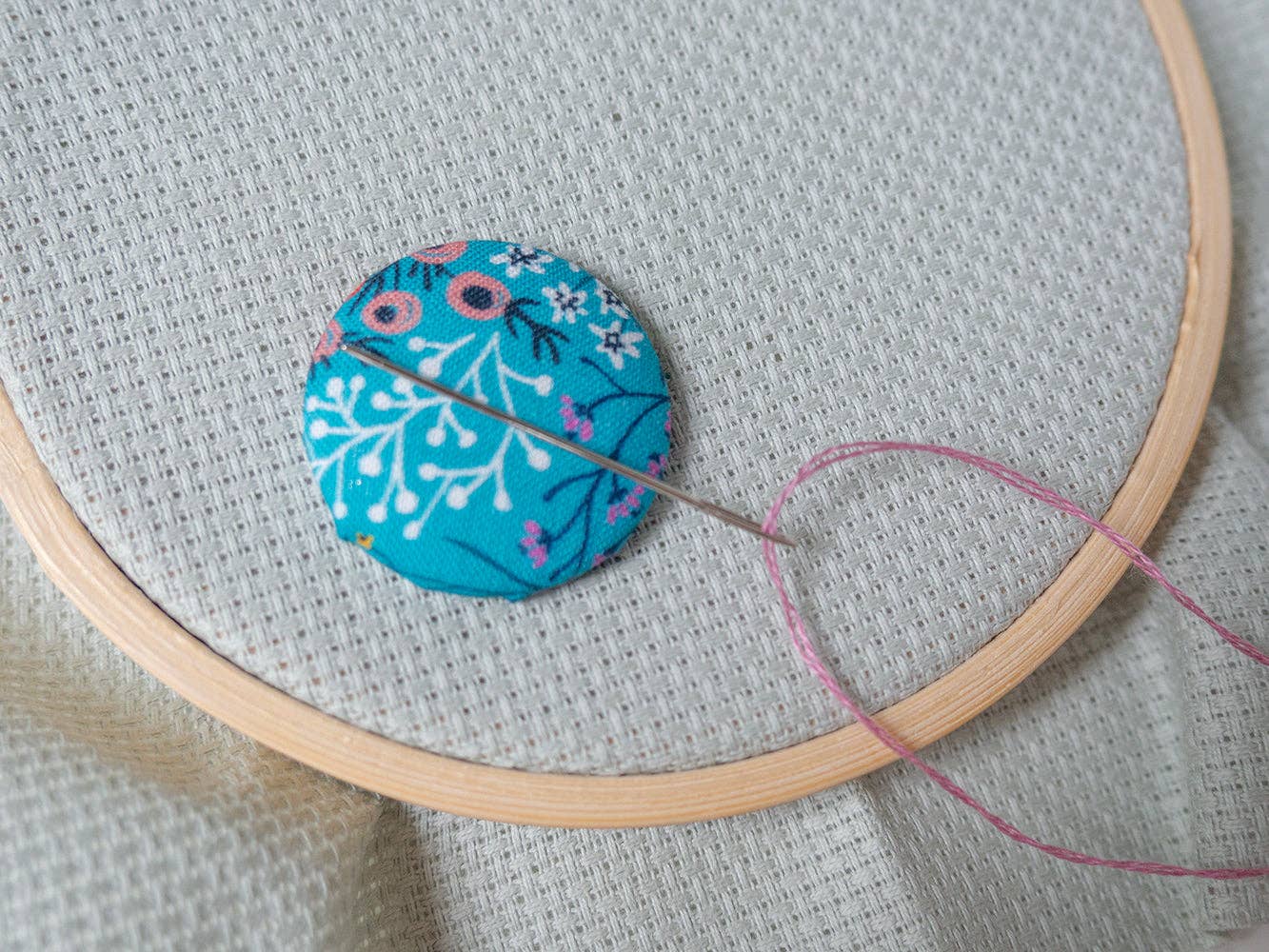 Junebug and Darlin – Großhandel Kreuzstich-/Stickzubehör – Nadelhalter, Design Nr. 1092