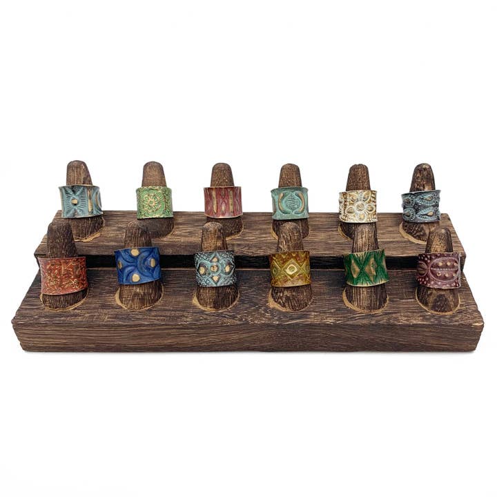 Confezione da 12 anelli regolabili in ottone patinato con espositore in legno per la vendita all'ingrosso da parte di Anju Jewelry