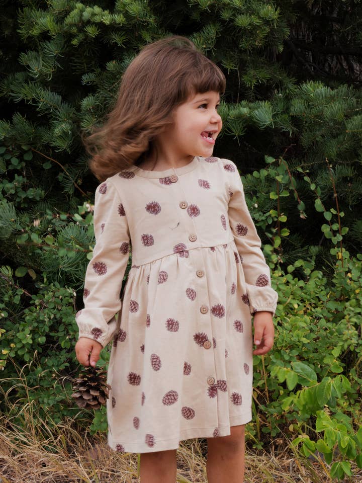 Robe à boutons - Pommes de pin beige pour la vente par City Mouse Studio