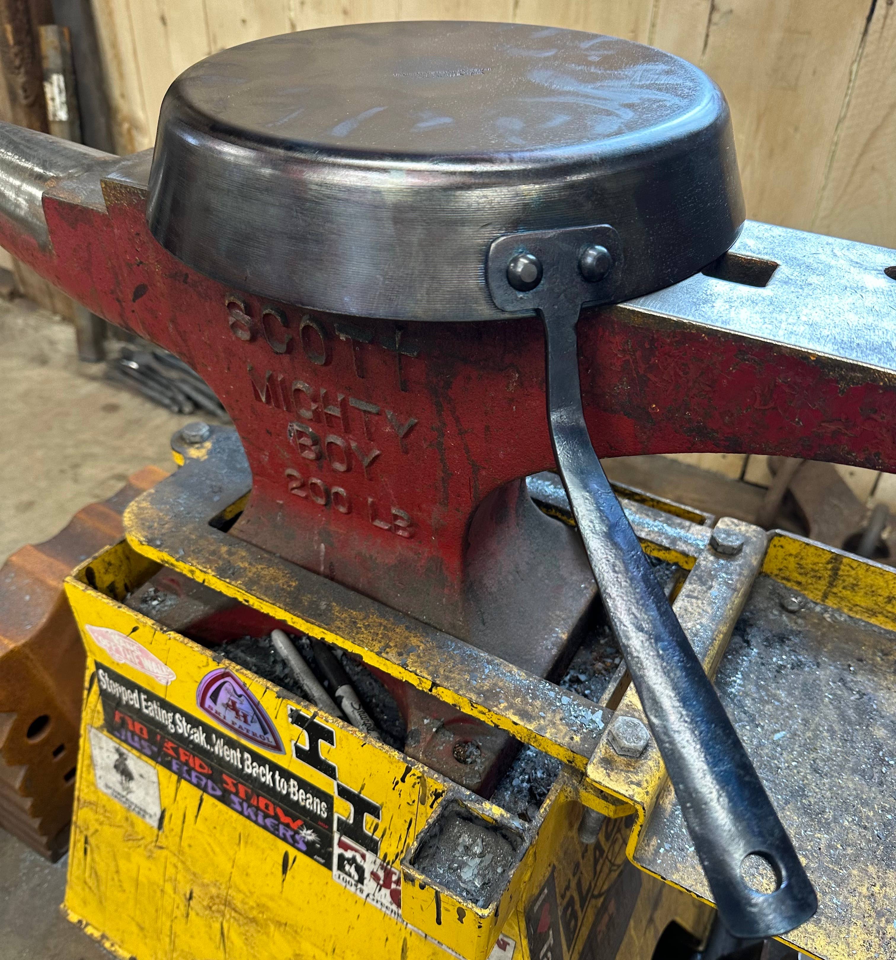 Independent Ironware – wholesale Cast iron skillet – 12.5" Wyoming Range Skillet2