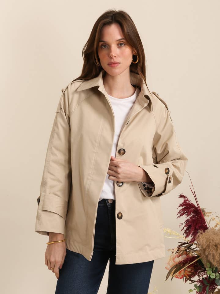 Kort trenchcoat med leopardforing for engroshandel hos Attrait Paris