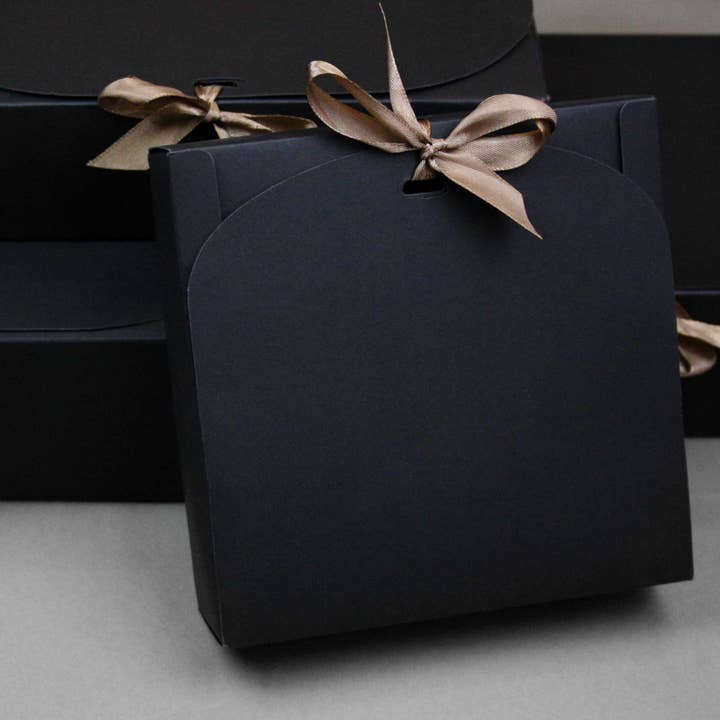 Emartbuy - Venta al por mayor Caja de regalo - Caja negra con cinta verde - Paquete de 12 - 24 x 24 x 5 cm4