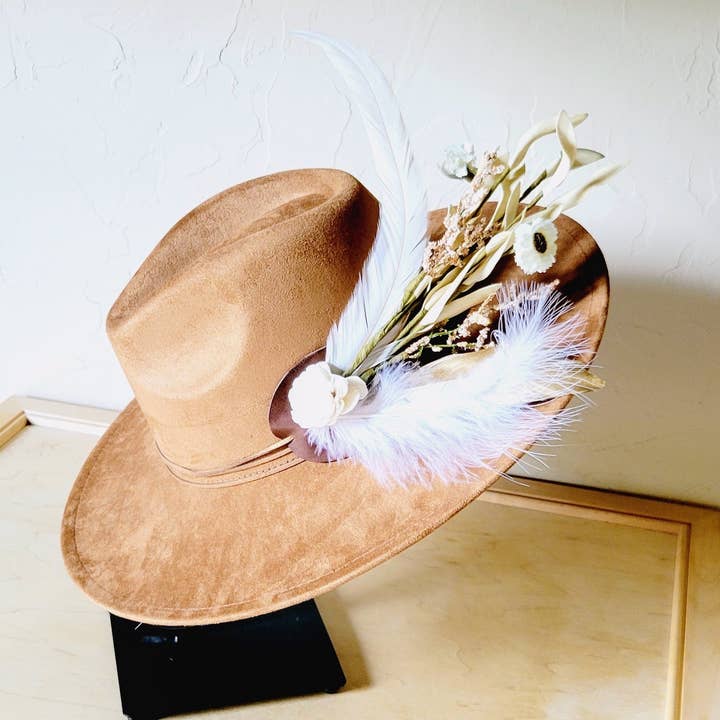 Chapeau de demoiselle d'honneur bohème western avec fleurs et plumes en beige 984p pour la vente par The Jewelry Junkie