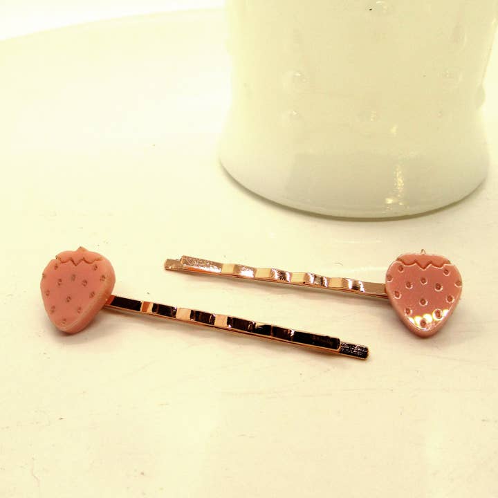 Ensemble d'épingles à cheveux à la fraise pour la vente par Beqi Clothing