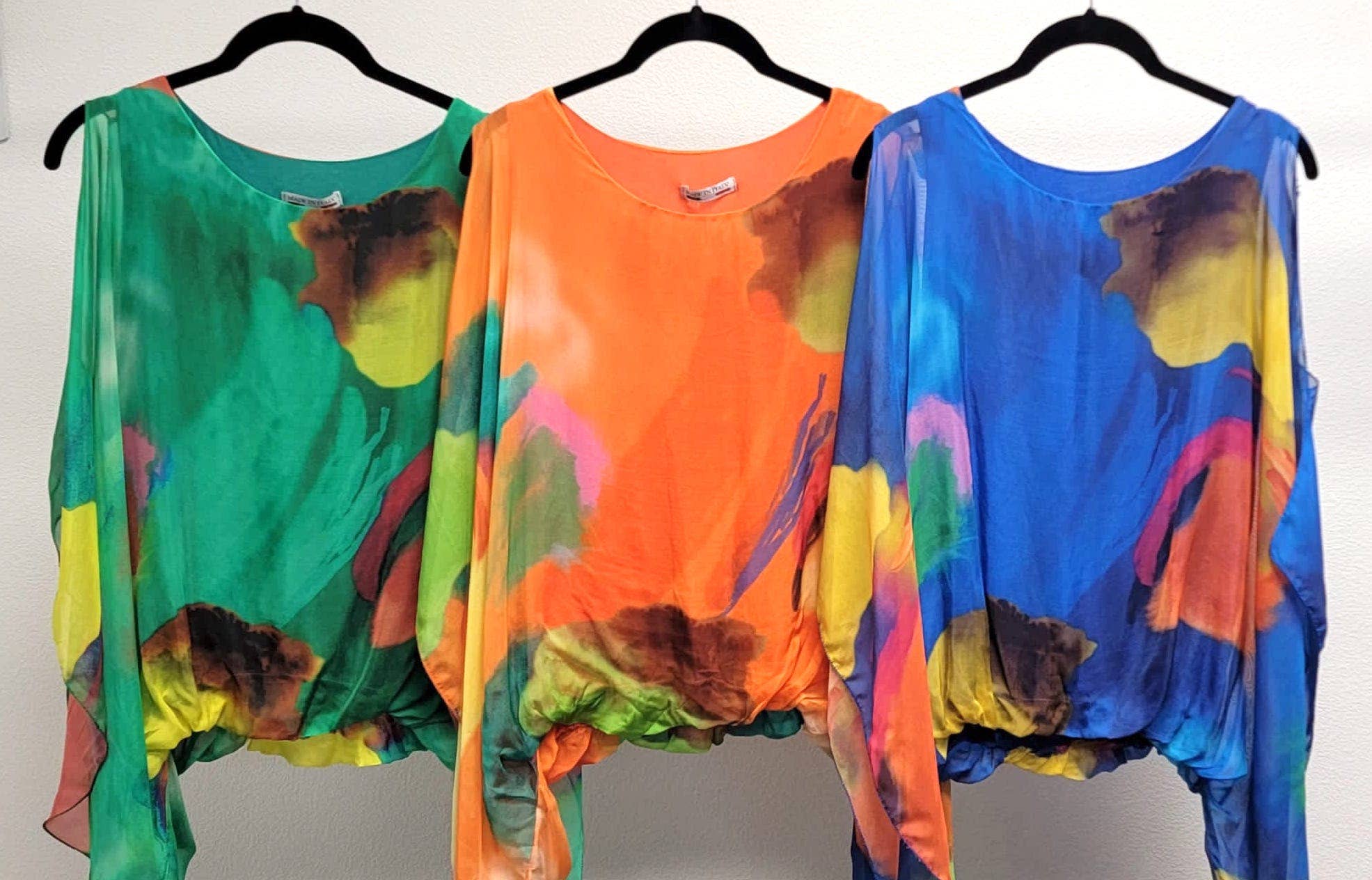 Look Mode Usa – wholesale Blus - Dam – Tryckt blus i silke med bara axlar0