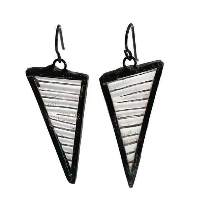 Driehoekige oorbellen met gebrandschilderd glas - klein helder gegolfd voor wholesale door Citybitz