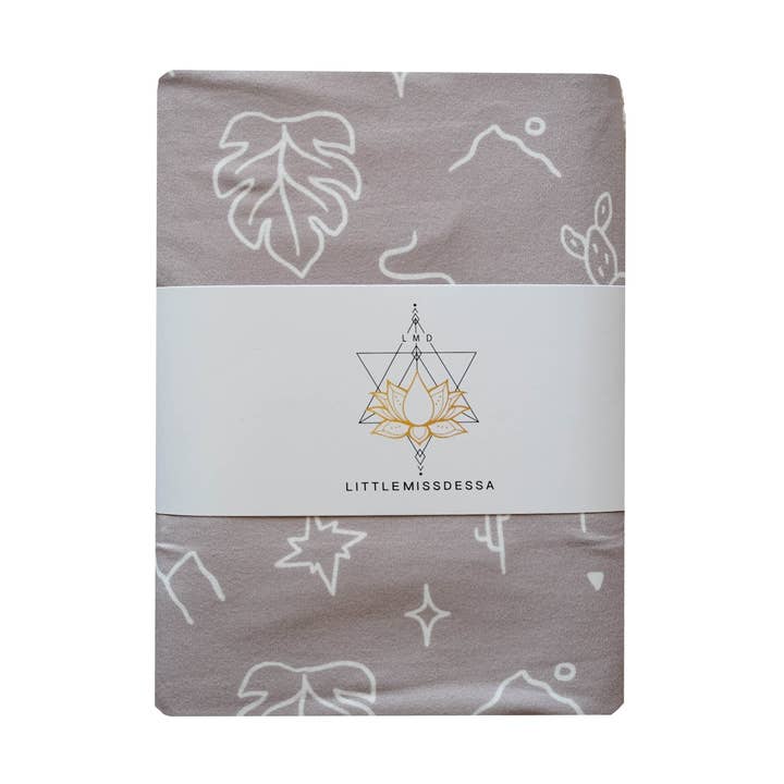 Couverture bébé emmaillotée en jersey | Taupe Mojave Desert pour la vente par LOVE MORE DIVINELY