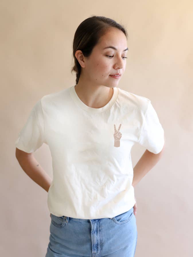 Frieden handbesticktes T-Shirt - Kettenstich - Stickerei für den Großhandel von Polished Prints